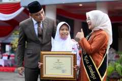 Wali Kota Surabaya beri penghargaan pelajar berprestasi saat Hardiknas